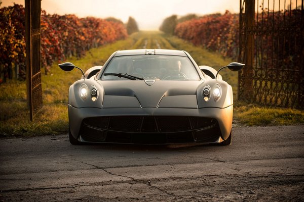 Pagani Huayra (231 mph)